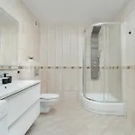 Апартаменты Spacious Ideal For Families By Renters